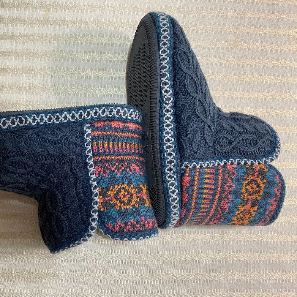 MUKLUKS SLIPPERS SIZE SMALL 5-6 FLATS WEAR INSIDE OR OUT.
